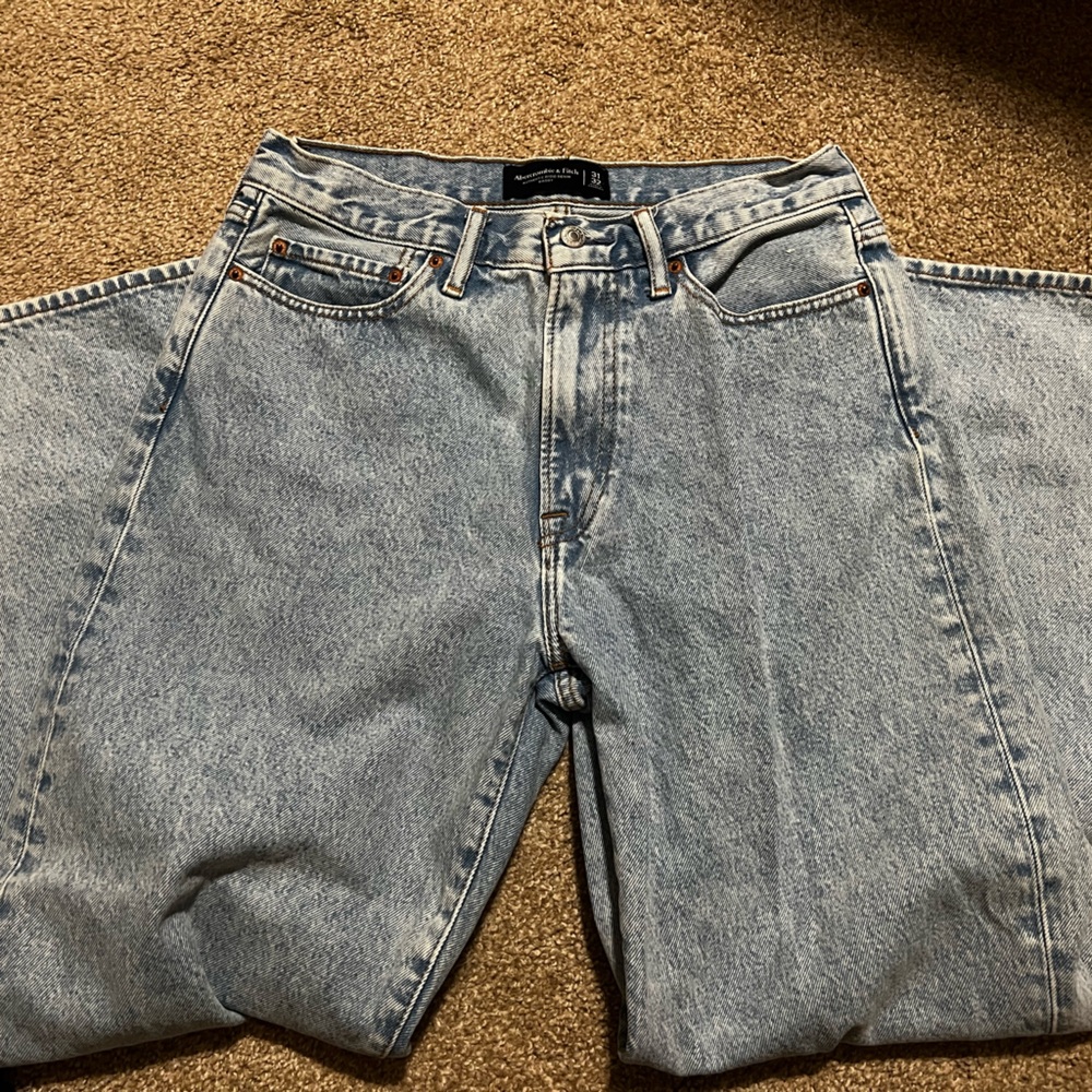 Abercrombie & Fitch Loose Jean, Light wash, Size 31W x 32L. Great condition